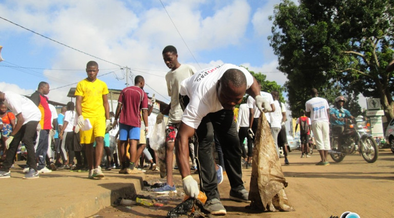 SabineMaldague's tweet photo. L’@EcoJogging allie footing et ramassage des déchets. #Fondacio, tout en faisant du jogging , grands et petits, ramassent les déchets. En une journée:  plus de 20kg de déchets plastiques qui sont recyclés. #ecologie #LaudatoSi #GreenWalks #GoGreen 
https://t.co/dbpBUQWuS8 https://t.co/gkjm5KJpfY