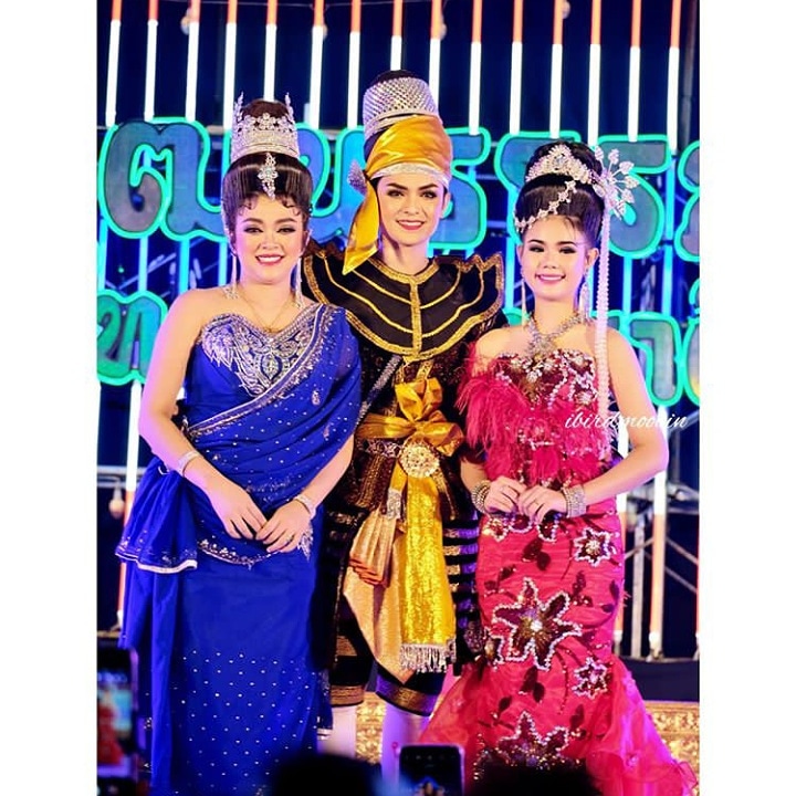 s_imandul's tweet photo. พระเอก​ศร​ราม​🐴​🦄
นางเอก​น้อง​น้ำเพชร​💎​💜
นางเอกน้องปอย👑😜
⭐🌤️สวยงาม​🌤️⭐
๑๕.๐๙.๖๓
งาน​มหกรรม​วัฒนธรรม​ร่วมใจ​สร้าง​ชาติ👑
ณ.​ลาน​กลาง​เ​เจ้ง​วัฒนธรรม​เเห่งชาติ​กรุงเทพ
#น้องปอยลูกท้าเรือ
#นางเอกตาสระอิ
#นางเอกหลานยาย
#นางเอกน้ำเพชรเอนกลาภ
#พระเอกม้าทองคำ
#ศรรามน้ำเพชร​💎 https://t.co/cYbyA3QElM