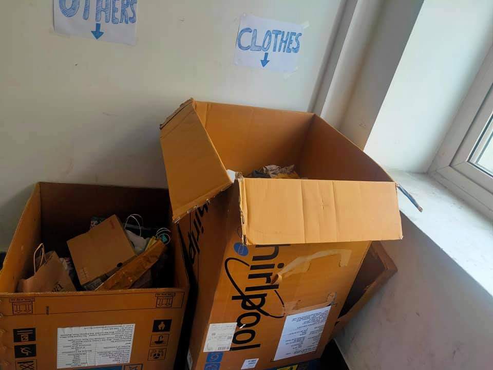 DrJawahars's tweet image. Resident doctors of #AIIMS have started with small contribution for needy people through #HandsThatHelp drive of Maulana Azad Medical College.
Everyone is coming forward to donate food items, old clothes &amp;amp;other useful items which can be given to needy people in this pandemic.