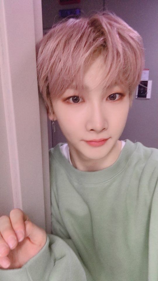 —> Day 15 [200915]This is slightly blurry but he’s honestly SO pretty, his eye makeup is perfect nglHe is the sweetest boy and I really just- he. deserves. the. WORLD I love Hoyoung <3