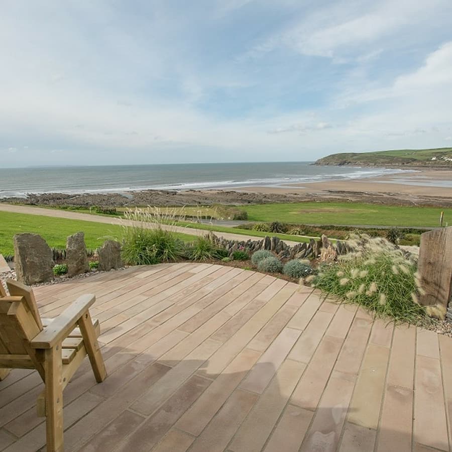 Croydeholidays's tweet photo. BEACH BREEZE is perfectly positioned overlooking the beautiful golden sands of Croyde beach.

2 Bedrooms / Sleeps up to 5 
Garden Sea Views 
Walk to Croyde Beach 

Dates remaining in October: 
Weekends 2nd &amp; 9th  
Week 16th October.

#croydebeach #croydeholidays #seaview https://t.co/Rx4hx3reez