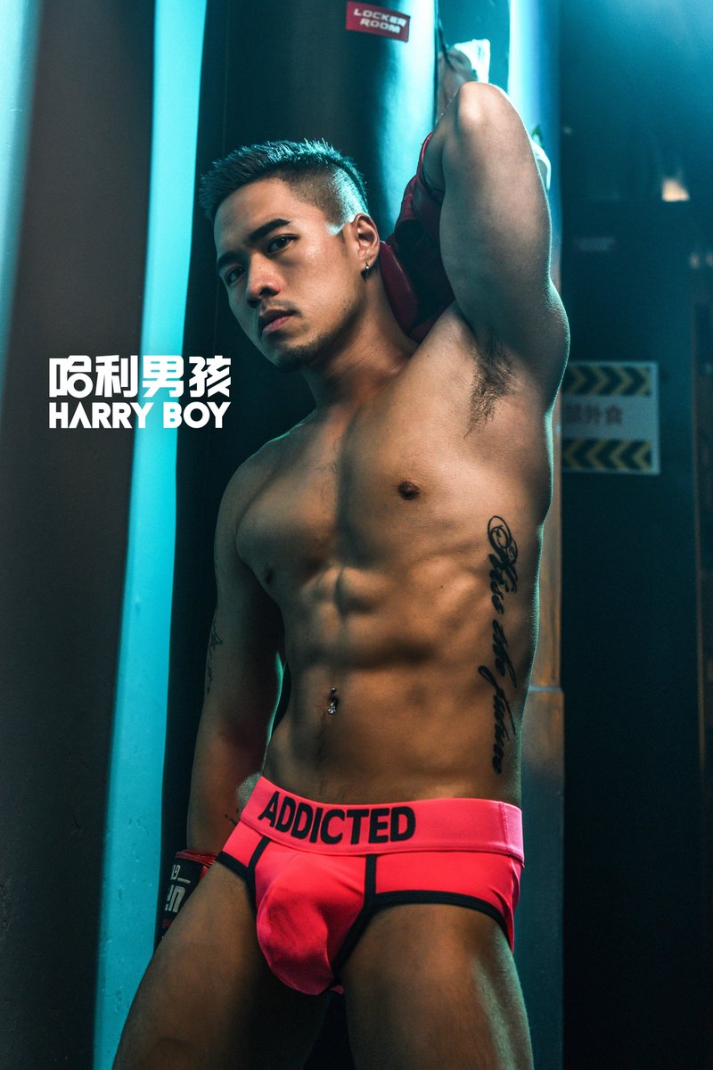 【2020哈利男孩決選】Evans ft. 深夜名堂
螢光拳擊手在光影下的姣好身材，超級誘人！

Evans:「謝謝大家的鼓勵 ～讓我這隻迷你馬有榮幸跟哈利男孩與深夜食堂形象大合作❤️一群優秀的團隊 讓每張照片看起來張力十足，所以未來我會更努力 💪🏻 想認識我更多 可以關注我的IG(evans_mix)喔 🥰」