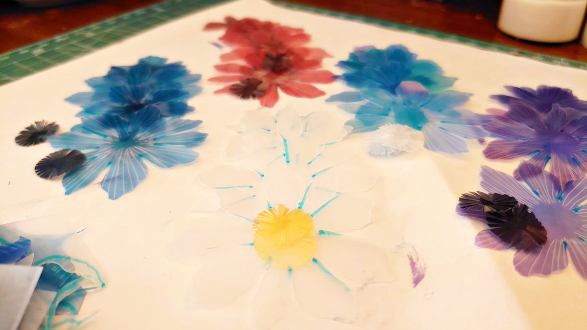 しばさおり Ar Twitter 続けてスジ彫り作業へ 地道な作業ですが スジをひとつ彫る度表情が変わり 命を吹き込んでいる気がして 大好きな作業です しばプラ作業 プラバン プラ板 ハンドメイド