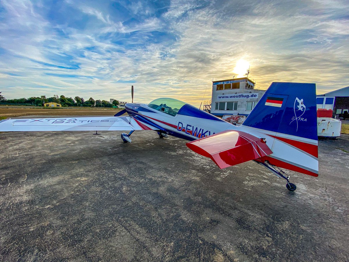 stani320's tweet photo. Yes, I know, I've already posted a couple of images from my UPRT training, but here comes a short resume on my blog: https://t.co/aYCeEhUwDD #westflug #uprt #extra330lx #extraaircraft #avgeek #aerobatics #acrobatics #pilot https://t.co/5CqutaOzpx