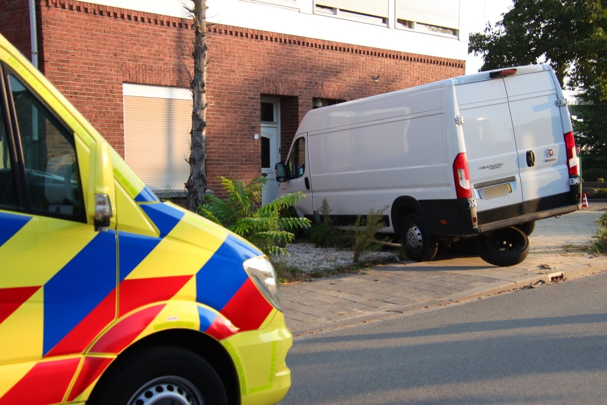 Bestelbus belandt in voortuin na aanrijding met auto..