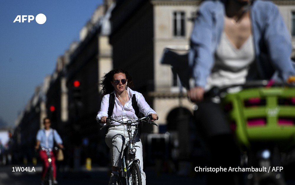 Agence France-Presse (@afpfr) on Twitter photo Les pistes cyclables dédiées provisoirement aux vélos lors du confinement seront "pérennisées" à Paris, a indiqué mercredi <a href="/Anne_Hidalgo/">Anne Hidalgo</a>. La rue de Rivoli comptera "une file réservée aux taxis, aux bus et à un certain nombre de véhicules autorisés", a-t-elle précisé #AFP Les pistes cyclables dédiées provisoirement aux vélos lors du confinement seront "pérennisées" à Paris, a indiqué mercredi <a href="/Anne_Hidalgo/">Anne Hidalgo</a>. La rue de Rivoli comptera "une file réservée aux taxis, aux bus et à un certain nombre de véhicules autorisés", a-t-elle précisé #AFP