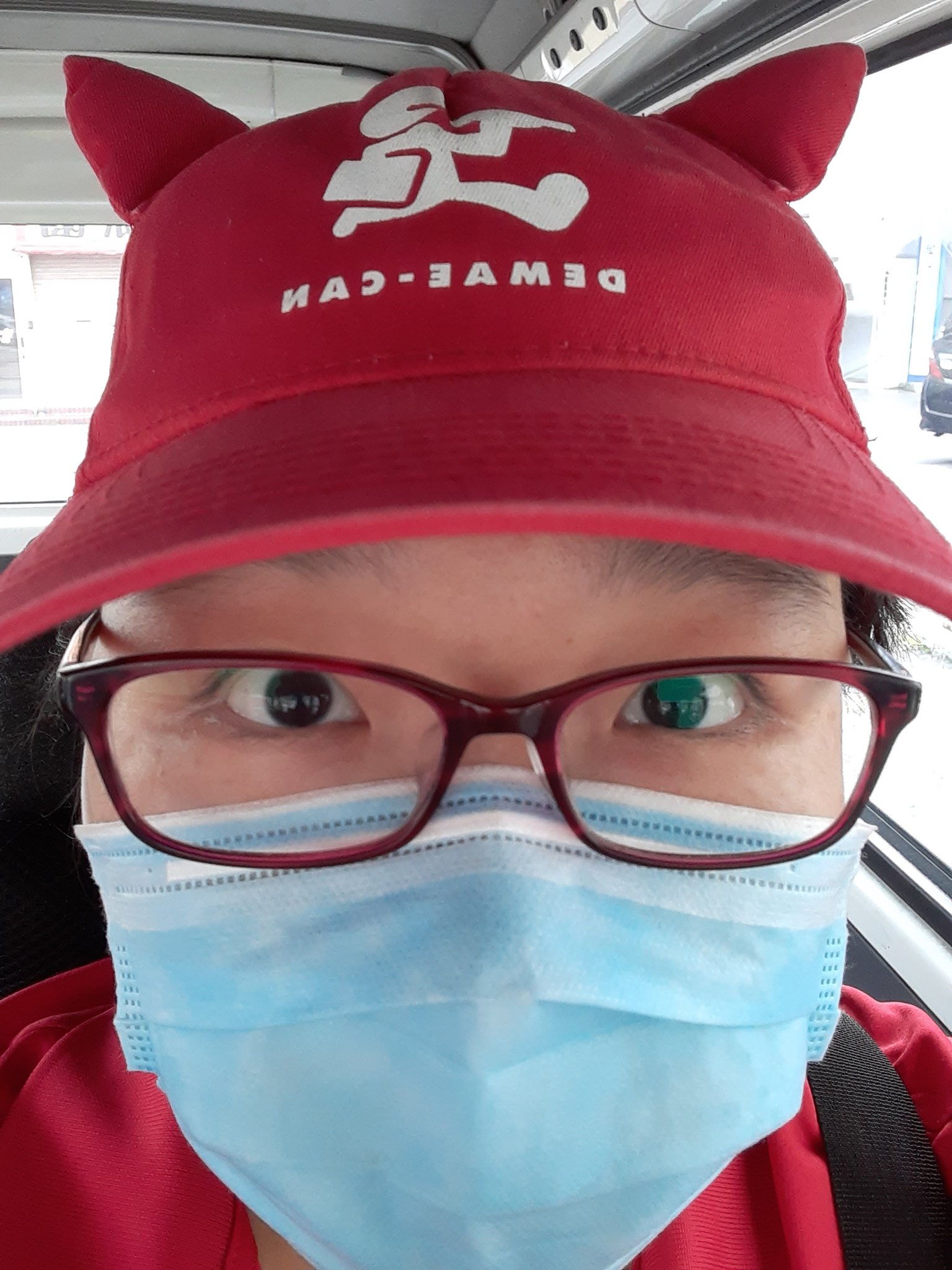 尾形詩知 おがたなな お昼過ぎで夕飯前のこの時間がオーダー落ち着く時間帯 O O 私の被ってるこの帽子は出前館 の創業周年記念品の帽子でございます 被ってるスタッフも少ない為 見掛けたらラッキーな幸運のネコミミ帽子でございます O O Www