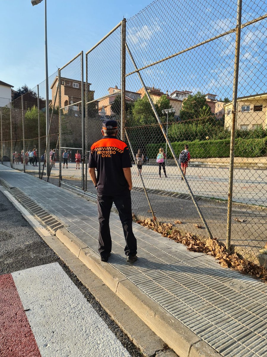 AVPCdeCardona's tweet photo. Avui @AVPCdeCardona col·labora amb #PoliciaLocal i #AgentsCivics al dispositiu #RetornEscoles. Bon curs a tots i totes! @ajtcardona https://t.co/8XoG0o0u2e
