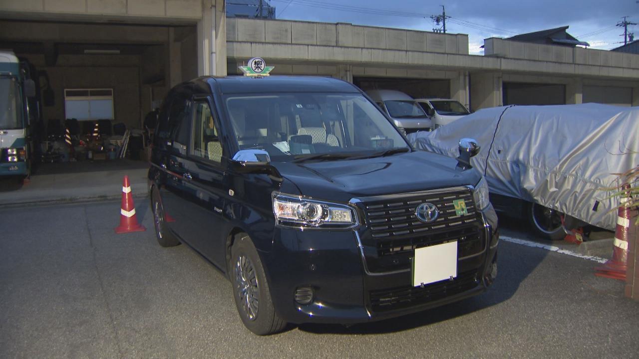 タクシーニュース タクシーにはねられ死亡 横断歩道渡っていた43歳男性 １６日午前０時３５分ごろ 名古屋市中川区尾頭橋３丁目の信号交差点で 横断歩道を渡っていた中川区の松永明広さんが右折してきたタクシーにはねられ 病院に運ばれましたが 全身を