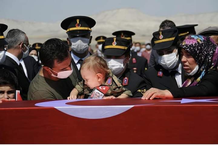 Şehitlerimiz için (@_bir_iyilikyap) on Twitter photo Bir baba olarak en çok korktuğum şey çocuklarımdan ayrı kalmak. 
Bu çocukların babaları hepimiz için evlatlarından ayrı kaldılar hem de sonsuza dek. 
Giderek duyarsızlaşan bir toplum olurken Şehit Ailelerine ve çocuklarına saygılı ve vefalı olmayı evlatlarımıza aşılayalım Türkiye Bir baba olarak en çok korktuğum şey çocuklarımdan ayrı kalmak. 
Bu çocukların babaları hepimiz için evlatlarından ayrı kaldılar hem de sonsuza dek. 
Giderek duyarsızlaşan bir toplum olurken Şehit Ailelerine ve çocuklarına saygılı ve vefalı olmayı evlatlarımıza aşılayalım Türkiye