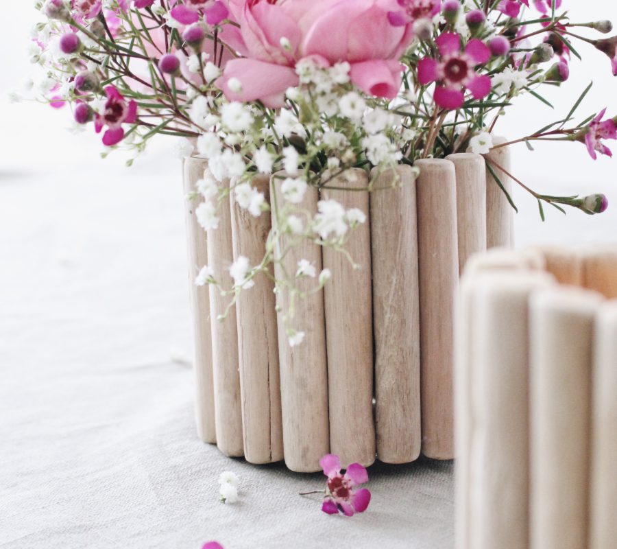 3 manualidades con palitos de madera: Un espejo con forma de sol, unos preciosos posavasos y unas macetas que quedarán preciosas con cualquier flor o planta.

elblogdelaucreativa.com/manualidades-p…