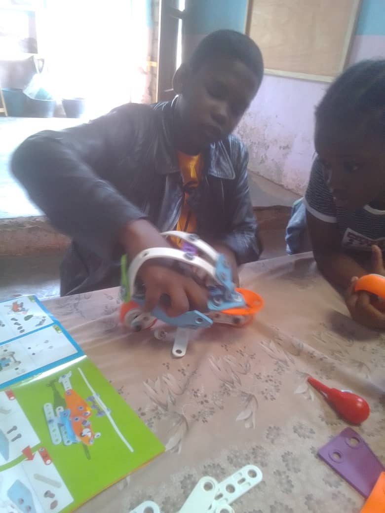 angelemessa's tweet photo. At EduClick's Education and Innovation Kitchen, we're preparing kids for the future of work. 
Deceloping in them both soft and hard skills,  especially those greatly needed in the job market #stemkids #edtech #innovation #cameroonandstem #educationinnovator #goals https://t.co/hV7ftTWH9E