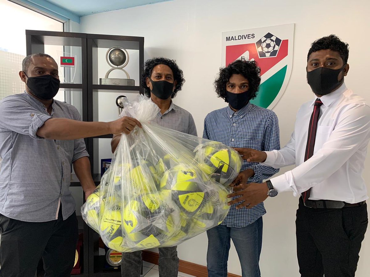 Football to all Islands 
collaborative effort of @MaldivesFA and @MoYSCE  to develop football in all islands of Maldives 🇲🇻 . 
#towardsfuture
#Kurendhoo
#Olhuvelifushi 

Thank you HEP 🇲🇻@ibusolih 
@bassam_jaleeI 
@AhmedMahloof