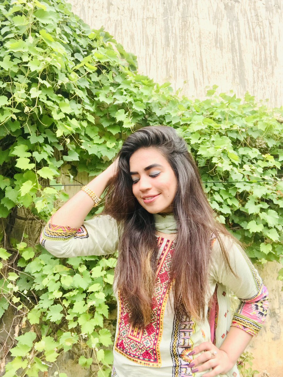 #4 : Green Green represent nature, life, safety and hope. Green was preferred color choice for wedding gowns in 1400's.