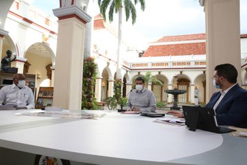 #Enterate || Gobierno Bolivariano garantiza acceso a la educación en medio de la pandemia, a través de la modalidad a distancia se implementan acciones para fortalecer el conocimiento, así lo informó el presidente 
<a href="/NicolasMaduro/">Nicolás Maduro</a>

Más detalles aquí: bit.ly/3kmKR9z