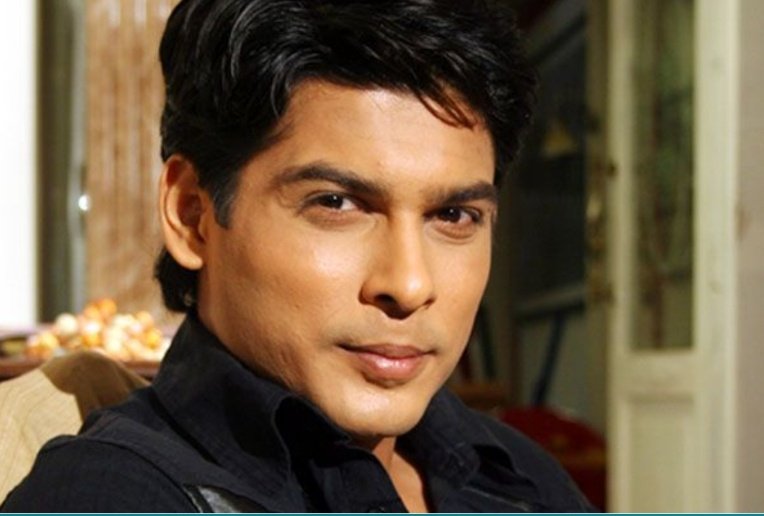 What is  @sidharth_shukla watching on the small screen? #SidharthShukla  #SidHearts