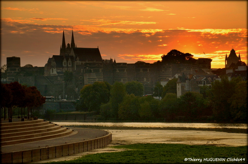 Au petit matin, le Château d'<a href="/Angers/">Ville d'Angers</a>   et la Cathédrale Saint-Maurice  en contre jour avec le soleil levant, surplombant la Maine.
 #Angers <a href="/angers_tourisme/">Ancien compte - Destination Angers / Tourisme</a>