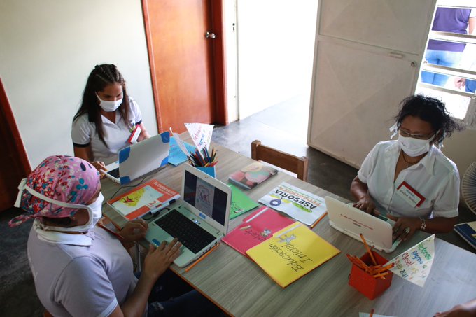 #AsiLoDijo || Presidente <a href="/NicolasMaduro/">Nicolás Maduro</a>: Empiezan las clases en Venezuela con el sistema de “Cada Familia una Escuela”, el sistema no presencial, de educación a distancia, utilizando todas las modalidades de educación.