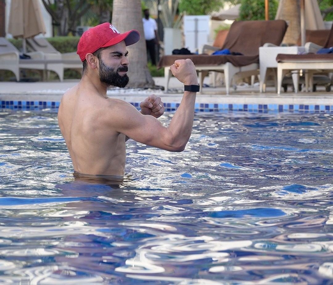 Virat Kohli's and Ab De Villiers and His all players fun and Chill and  masti mood in the pools.!! Looked that Virat Kohli's arm biceps and triceps  deadly combination💪🙌.!! Most fittest players, image size:1080x927