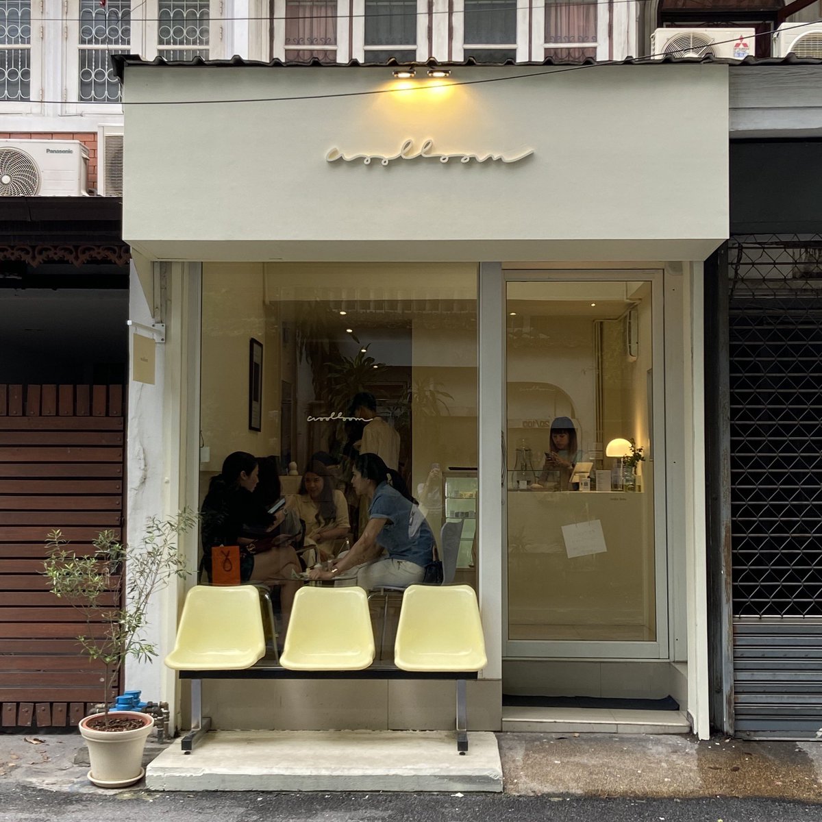 kukkikguide's tweet photo. ร้าน Woolloom คาเฟ่ที่ให้ฟีลเกามากกับโทนสีเหลืองละมุนๆกับสีเบจ คือถ่ายรูปตรงไหนมาก็เกา ตัวเครื่องดื่มสำหรับเราคือเฉยๆนะ แต่สโคนอร่อย ร้านน่ารัก เสียอย่างเดียวคือร้านเล็กไปนิด อยู่ตรงซ.สุขุมวิท 49/1 เราขับรถไปคือมีที่จอดแปะๆแถวนั้นได้แต่ไม่เยอะค่ะ 
#รีวิวคาเฟ่ #คาเฟ่���รุงเทพ https://t.co/xrHSlxeaVJ