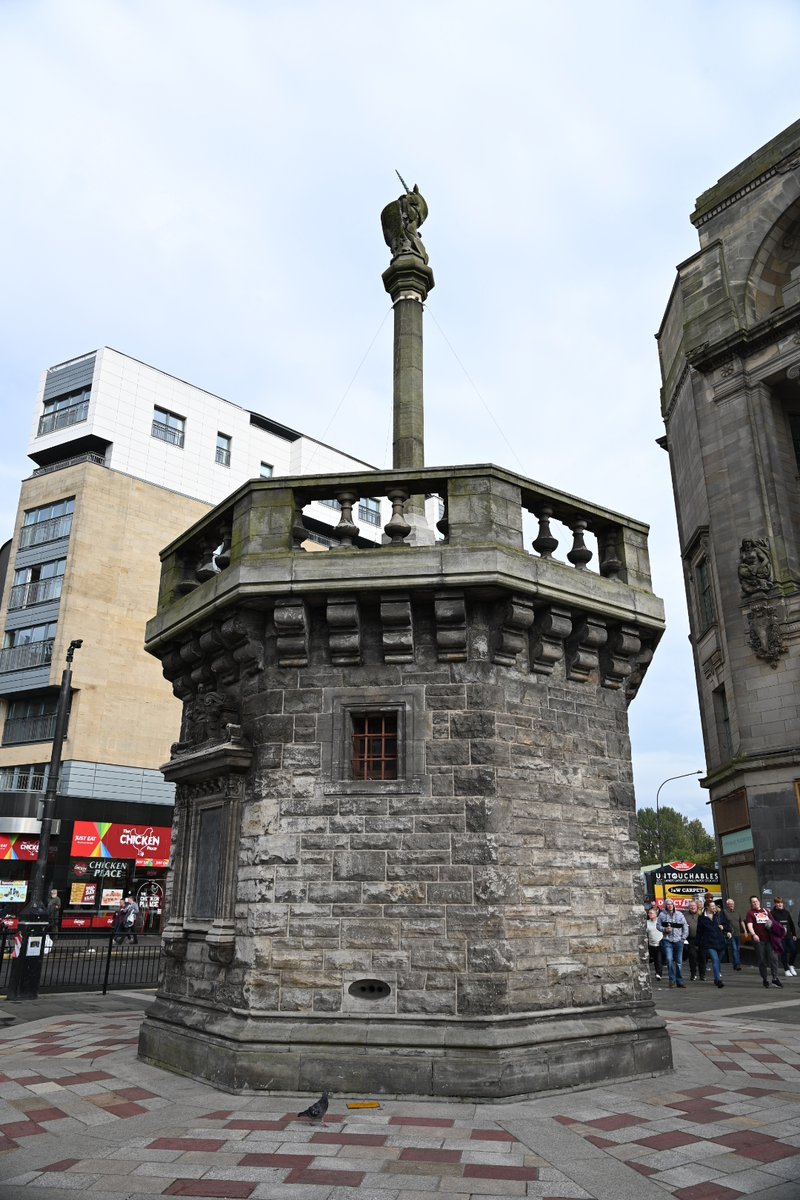 Moving on to Glasgow Cross, the Mercat Cross looks ancient, but was built in 1929 to a design by Scotland’s first female practising architect, Edith Burnett Hughes. During  @GlasgowDOD last year, GWL walkers saw the interior animal figures by Margaret Cross Primrose. 14/25