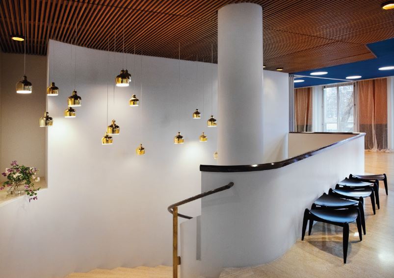 Le #design est à l’honneur à l’Ambassade de #Finlande à Paris. Entièrement décorée avec des pièces iconiques et contemporaines ; un reflet du pays. Conception <a href="/JKMMArchitects/">JKMM Architects</a> 
Suspensions Golden Bell (1937) #alvaraalto <a href="/artek_global/">Artek</a> Photo Heli Sorjonen #architecture #Diplomatie