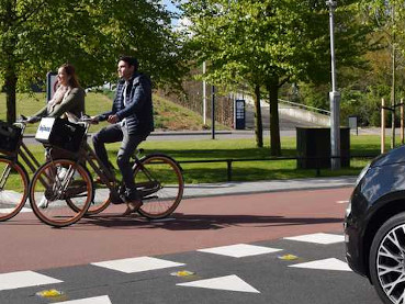 Knipperende leds in het wegdek die automobilisten waarschuwen voor naderende fietsers zorgen voor aanzienlijk minder bijna-ongevallen. Maar automobilisten zijn soms wel geneigd het fietspad wat sneller over te steken.
bit.ly/3c1rekx
