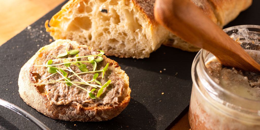 macuisine_bath's tweet photo. This weeks deli special 🐖
Freds pork cheek, smoked paprika and garlic butter rillette. So yum with some crusty baguette
£3.50 for 200g
#rillette #porkcheek #buylocal #backingbath #macuisine_bath #ThePigGuide #clicksharelocal #totalguidetobath https://t.co/m1hsobKS0g