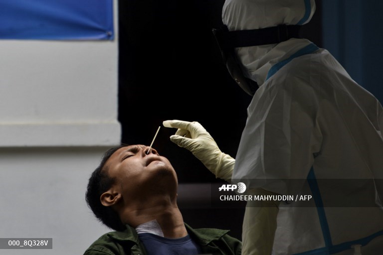 RedZone! 

A health worker tests a woman for the COVID-19 coronavirus at the Zainoel Abidin hospital in Banda Aceh on September 16, 2020.

#covid19 #covid_19 
#swabtest #swab
#patient #health 
#hospital #aceh
#afpphoto #AFP
#coronaindonesia