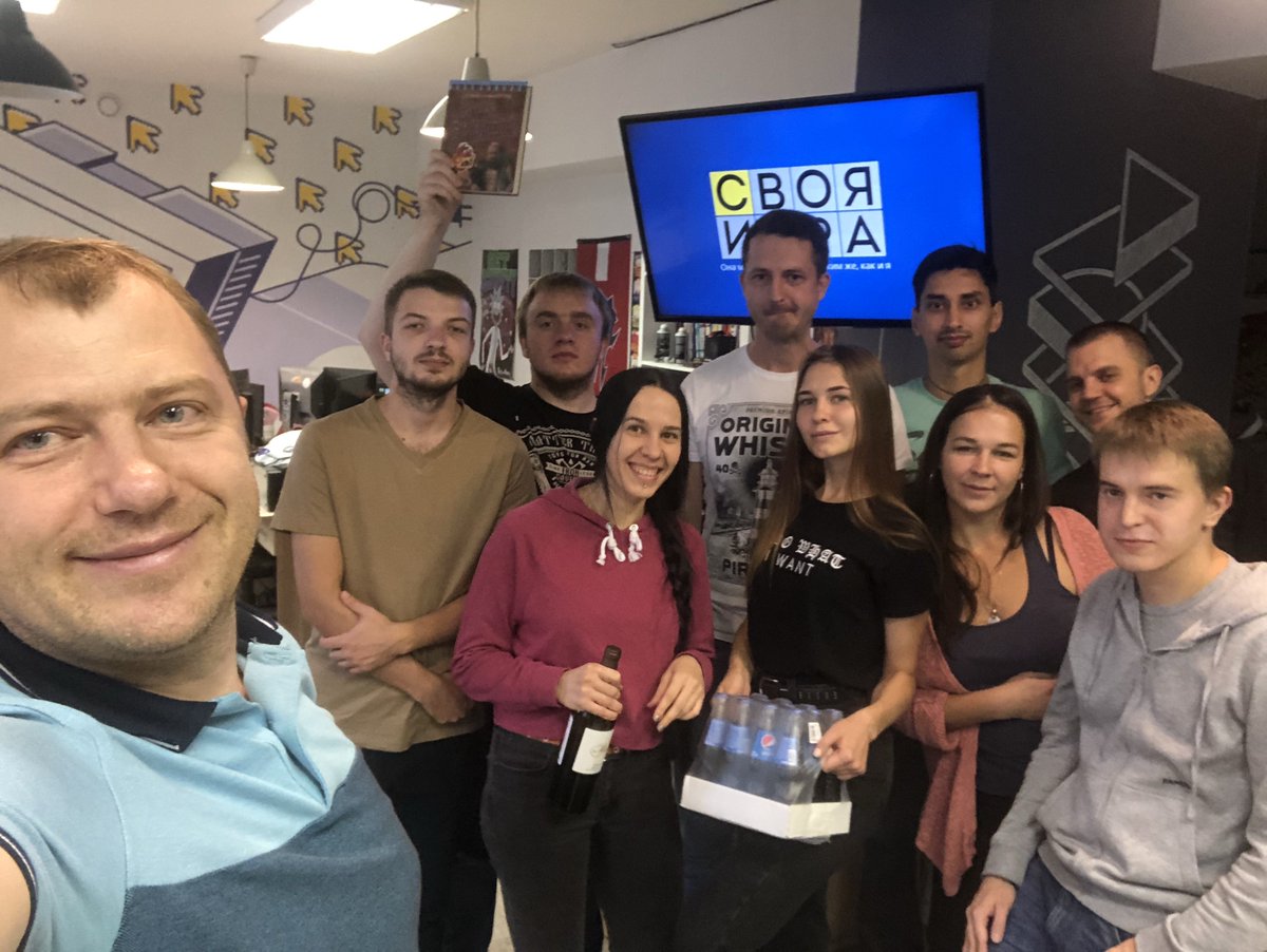 ADN_DS's tweet image. На прошлой неделе мы праздновали День дизайнера, День тестировщика и День программиста. Играли в «Свою игру» с вопросами про дизайн, кодинг и бородатые айтишные мемы. Победил сисадмин Артём. Получил интеллектуальный приз — книгу за авторством, само собой, Анатолия Вассермана.