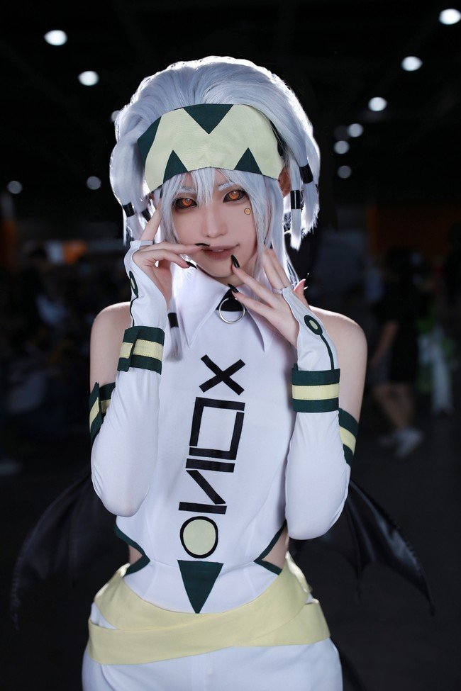 Nyacos Jp 作品鑑賞 凹凸世界 ぱろす コスプレイヤー 鹤白鸽 外見 白黒反転した眼に橙色の瞳 左目下に涙型のシールを付着 灰色のドレッドヘアーは公式からもモップ頭とネタにされている 凹凸世界 ぱろす コスプレ T Co Yvqsdnfqnz