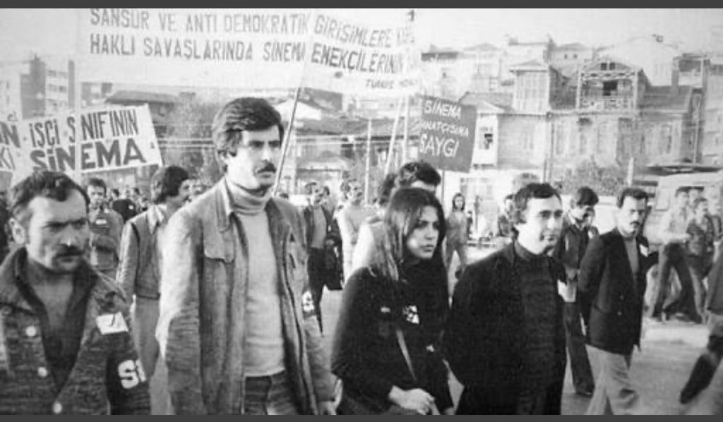 Bu ülkenin aydınlık yüzü, halkın, emekçinin sesi, sözü, sinemamızın yüz akı, örnek sanatçı #TarıkAkan ı saygıyla, özlemle anıyorum.