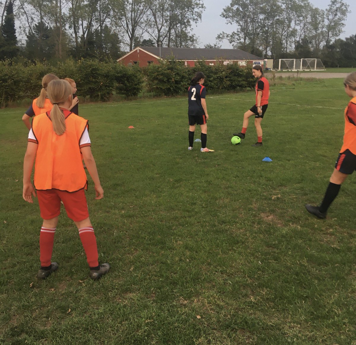 SHFootballCoach's tweet photo. Fun warm ups, games and advice for the U12 girls from @harriersacademy and @khfcladies players @TillyPearson4 and @Charlot17665624 who are always happy to give their time  #girlspathway @Tonksilitis @khfcofficial @khfcladies @nells_23 @FriesNo3 @BRHodge50 https://t.co/0IAsOsivad