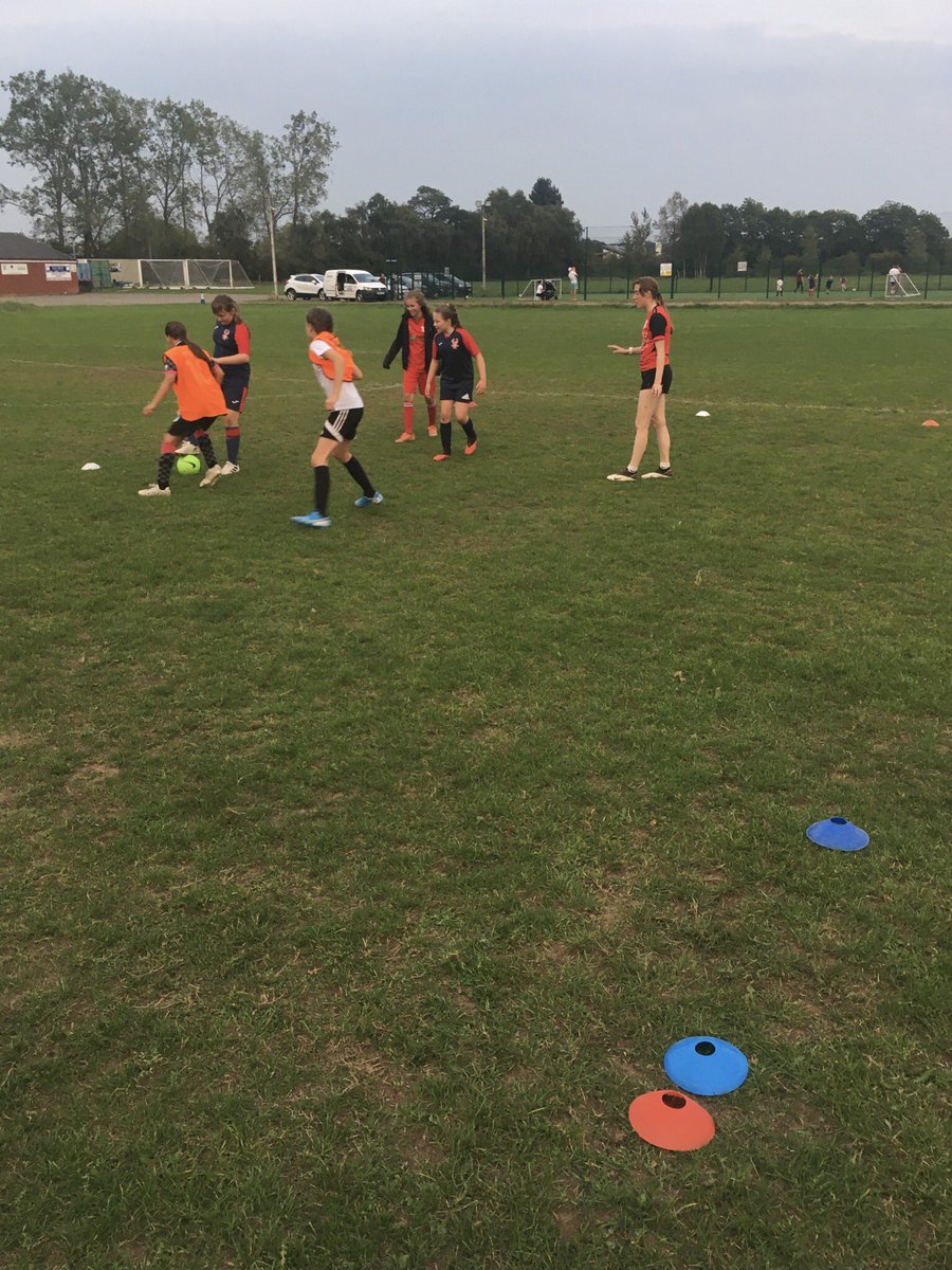 SHFootballCoach's tweet photo. Fun warm ups, games and advice for the U12 girls from @harriersacademy and @khfcladies players @TillyPearson4 and @Charlot17665624 who are always happy to give their time  #girlspathway @Tonksilitis @khfcofficial @khfcladies @nells_23 @FriesNo3 @BRHodge50 https://t.co/0IAsOsivad