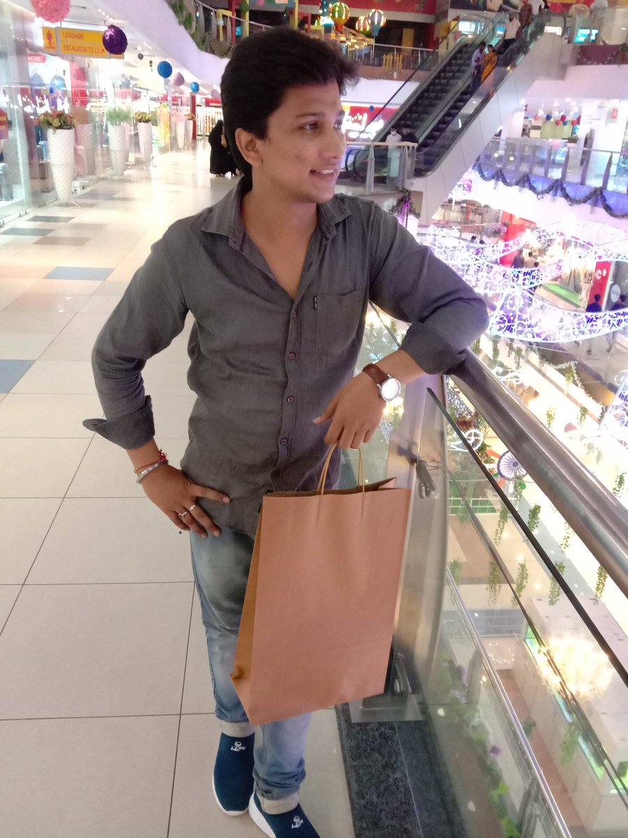 tweetshivam43's tweet photo. *Shopping Times*
Me : Ama ye bhi khareed lete h, ye bhi, ye bhi...At last oye hisaab se chalna padega 😂😂 #ZSquare Mall hai, lut jayenge ni to 😅 https://t.co/qLjKPhiyCX