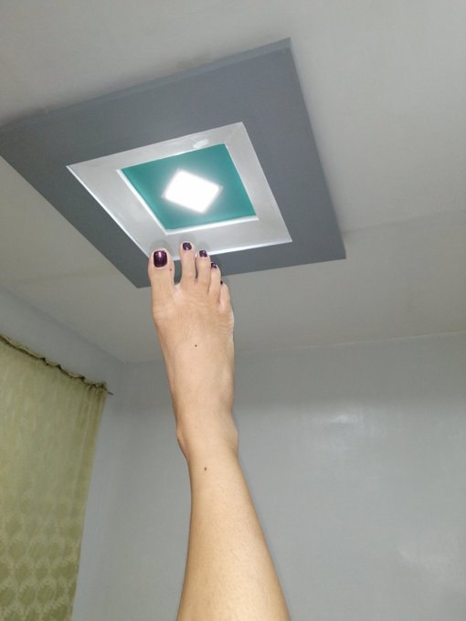 Akala ko kaya kitang abutin. Hindi pala, ang layo mo. #light #foot #newhouse https://t.co/EMbIUCQKPC<a href="/tag/light"class="tags"><span>#light</span></a><a href="/tag/foot"class="tags"><span>#foot</span></a><a href="/tag/newhouse"class="tags"><span>#newhouse</span></a>