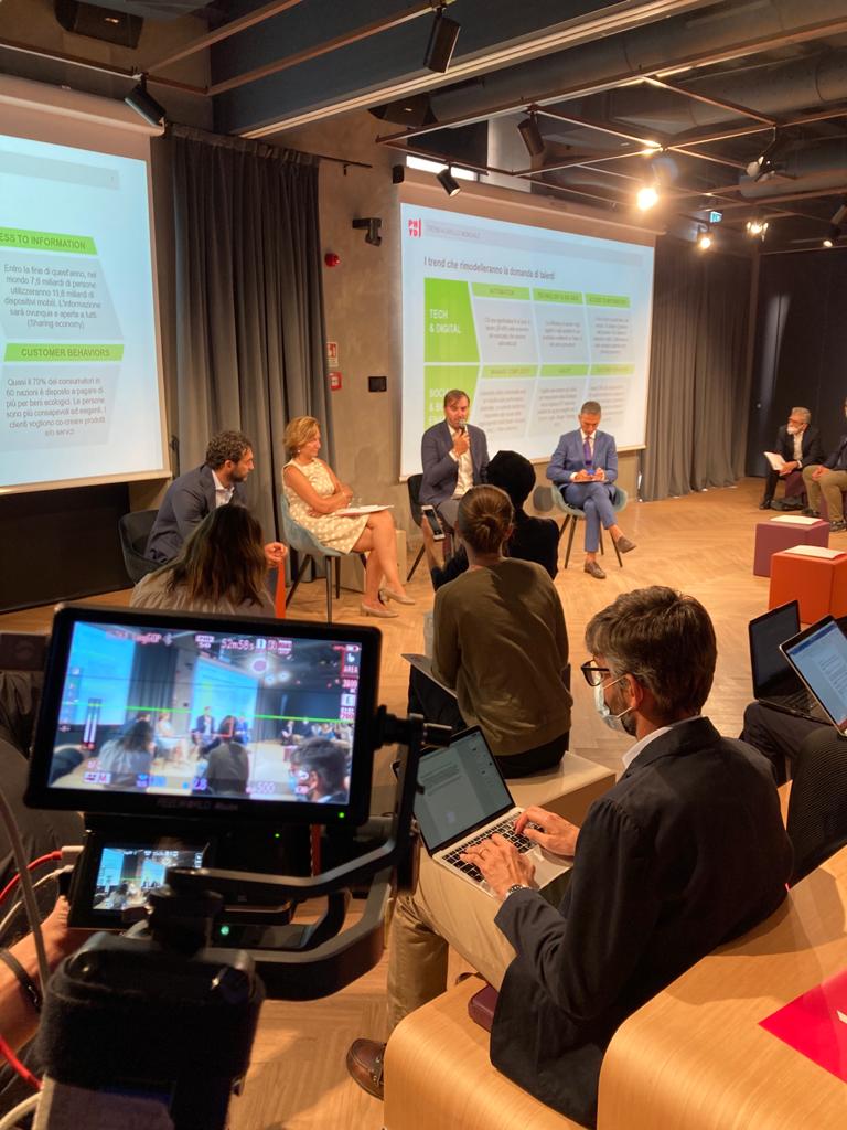 aamalacrida's tweet image. Oggi apre a Milano #PHYD Hub, il nuovo spazio dedicato a formare e valorizzare il capitale umano con le skill richieste dalla trasformazione del mercato del #lavoro, con percorsi di reskilling e upskilling.