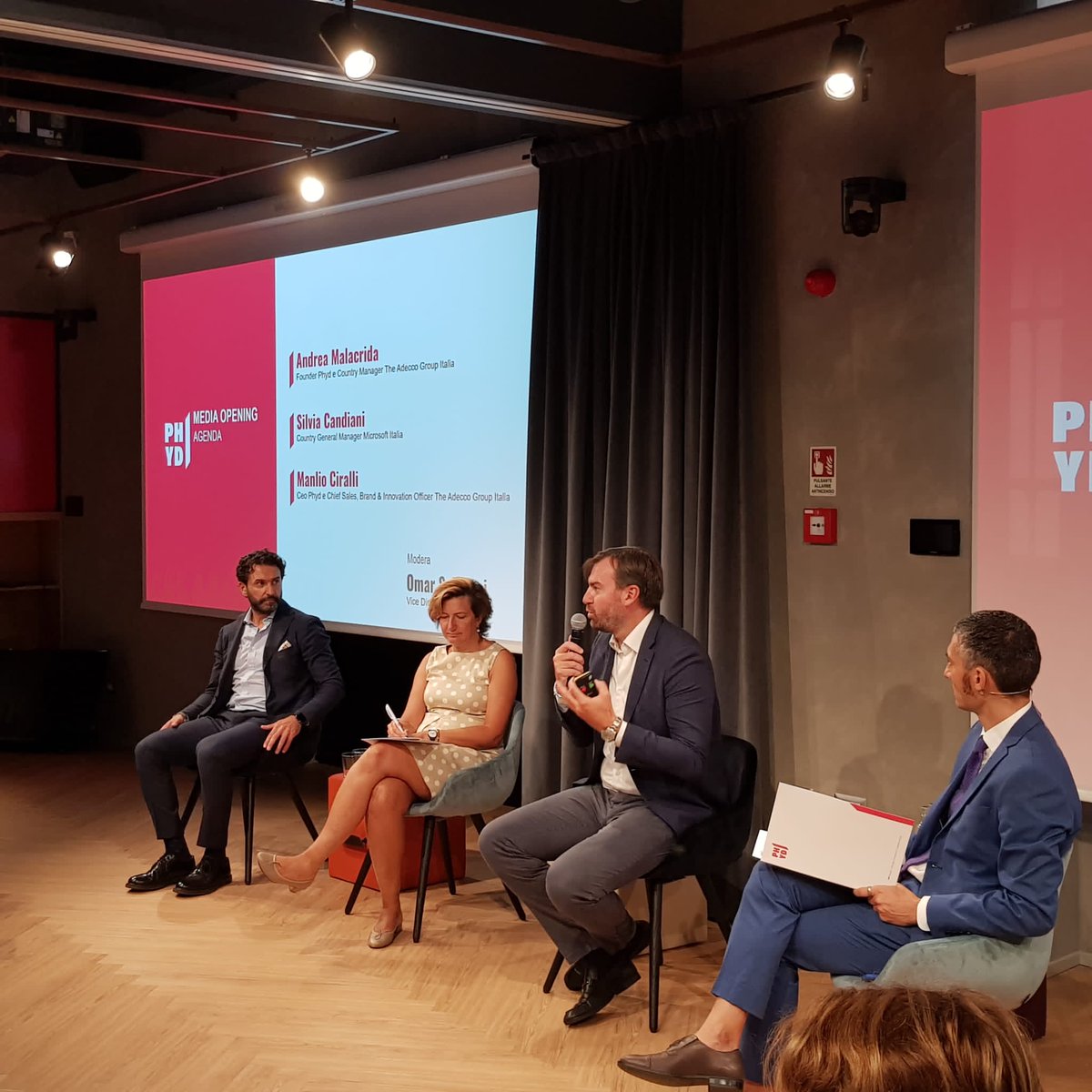 aamalacrida's tweet image. Oggi apre a Milano #PHYD Hub, il nuovo spazio dedicato a formare e valorizzare il capitale umano con le skill richieste dalla trasformazione del mercato del #lavoro, con percorsi di reskilling e upskilling.