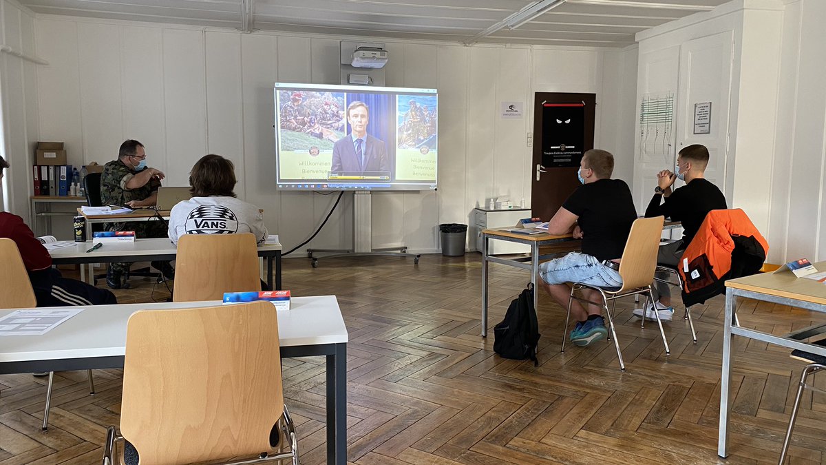 Zu Besuch beim Orientierungstag in Tramelan im Berner Jura. Tolle Idee der Videobotschaft durch Regierungsrat Philippe Müller an die jungen Berner. #armee #schweizerarmee #militär #rekrutierung #orientierungstag #kantonbern #bernerjura
