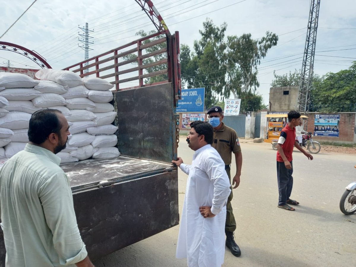 Dcsialkot1's tweet photo. Visits of flour mills and trucking points by All ACs in their respective Tehsils to ensure uninterrupted supply of flour in District Sialkot. https://t.co/9sm8BPHV9q