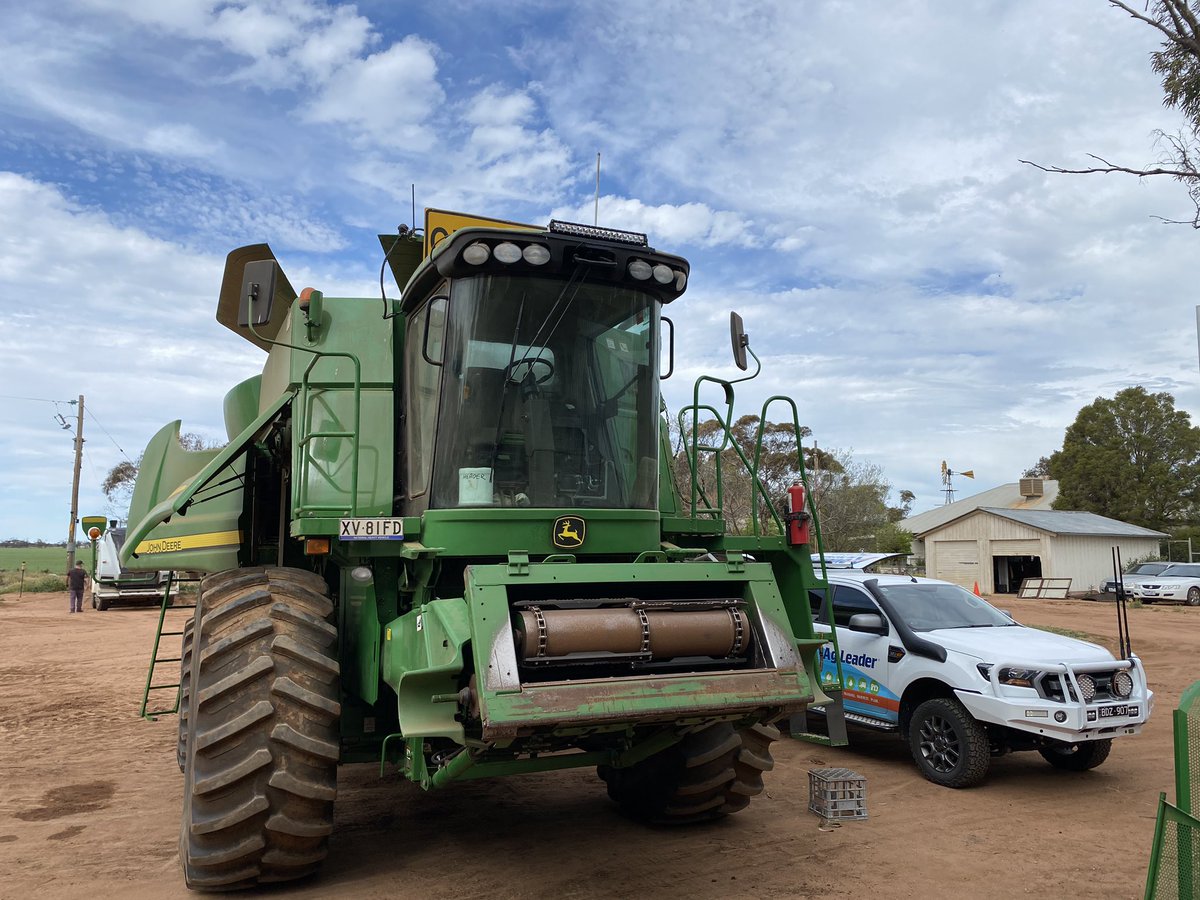 tonk_elec's tweet image. Time to get some Combines ready for #harvest20.
JD 9770 getting A new @AgLeaderTech #SteerCommand autosteer system while using customer InC1200 display &amp;amp; RTK receiver from sowing rig.
Remote engage switch in hand piece, couple of cameras &amp;amp; a #stedi Light bar. 
@agleaderAP