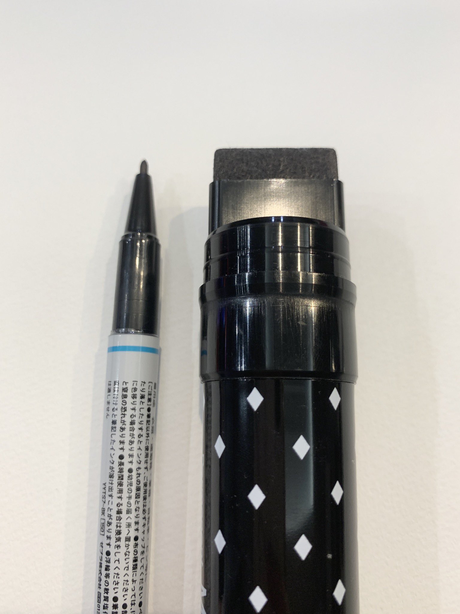 Reika 太い油性ペンを探してて お これめっちゃ太そう 25mmかぁ ええやん って買って蓋開けたらめちゃくちゃ太かった 笑 普通のおなまえペンと比べてもこの差 10mm 1cmっていう判断ができなかった T Co Ubuaygblft Twitter