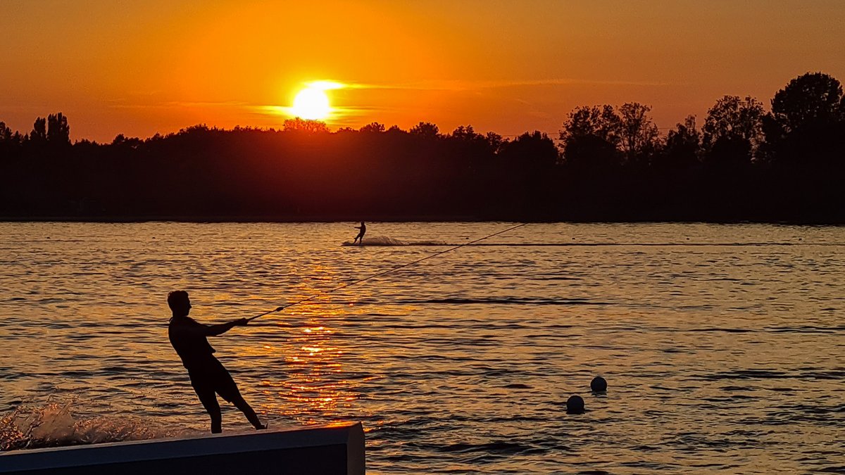 burryandenbrink's tweet photo. Dinsdagavond #zonsondergang bij #stroombroek #wakeboard #achterhoek #Samsung mobiel https://t.co/slSYWoUd7v
