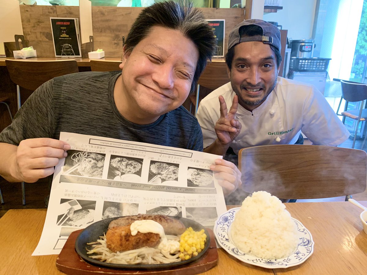 一緒に写るはこの店のソイヤッドさん☺️サービスも味も💯

この安さでこれだけのハンバーグを提供するとは😍💦

画像を見よ🤤
ライスの大盛りが凄い😍

レモネードもうまかたヨ🤗

#グリルハンター #グリルハンター五反田店 #grillhunter 
<a href="/Grillhunter1/">グリルハンター</a>