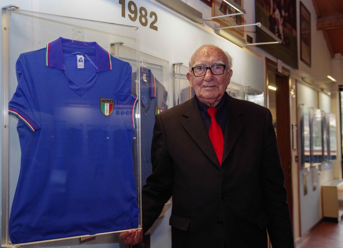 Addio Dottor #Fini.
Se n'è andato a 92 anni Fino Fini, medico degli #Azzurri dal 1962 al 1982 e direttore di #Coverciano per quasi 30 anni. È stato ideatore a anima del #MuseodelCalcio.
Il presidente @gagravina: "Un giorno triste per il #calcioitaliano"

bit.ly/3hCb9TB