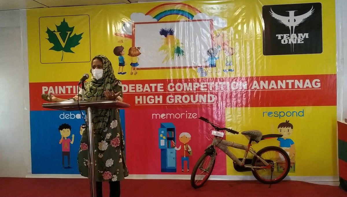 rohil_bashir's tweet photo. #Invisuals
@adgpi 1RR organised an painting & debate competition in #Highground area of South Kashmir's #Anantnag district in which hundreds of students from d district participated in the program & thanked @ChinarcorpsIA 4 this type of program. @SudarshanNewsTV @NorthernComd_IA https://t.co/ocAkROzHAd