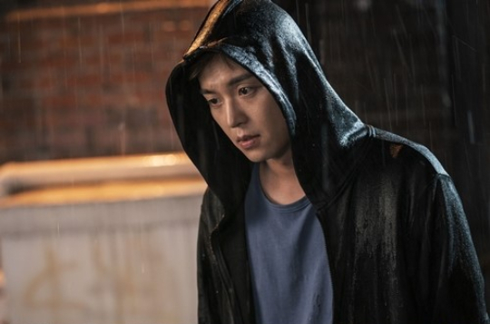 defbeomcat's tweet photo. Hindi ka naman mahilig sa hoodie Woo Jin oppa. 😂 Bakit ba palagi na lang pa-mysterious ang mga role mo. 😂😍❤️

#MyIntrovertedBoss 
#QueenFor7Days 
#IWannaHearYourSong https://t.co/0qi8UMZPxF