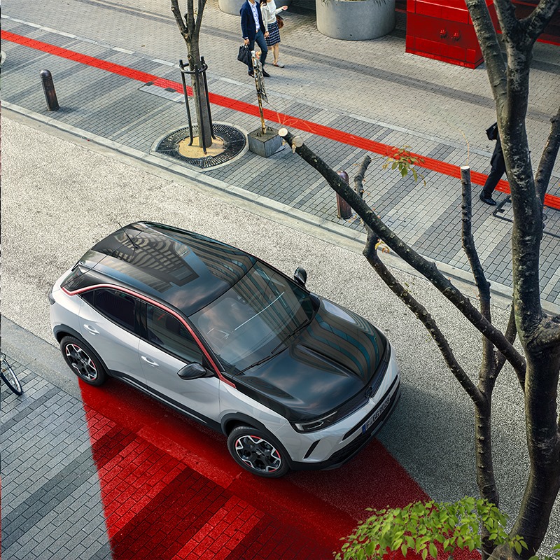MartaOpel's tweet photo. Tu ciudad se vuelve, a��n más, emocionante cuando rueda por sus calles el Nuevo #OpelMokka. La versión más deportiva de Mokka se viste de rojo. #ThisisOpel

https://t.co/NEwmgh4BaQ https://t.co/WDtbZVDFbH