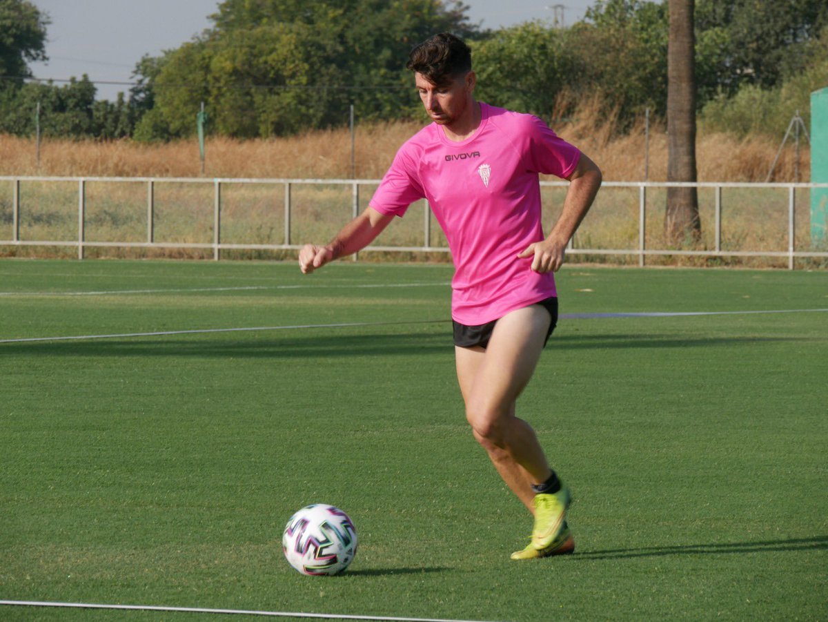 👏 Ya podemos hablar de fútbol ⚽ Aunque apenas lo hayáis podido ver, este año tenemos un gran grupo deportivo y humano. Los que han llegado nuevos se les ve con una ganas tremendas de aportar y los que ya estábamos aquí... hacemos lo que podemos 😅 disfruten En blanquiverde ⚪️🟢