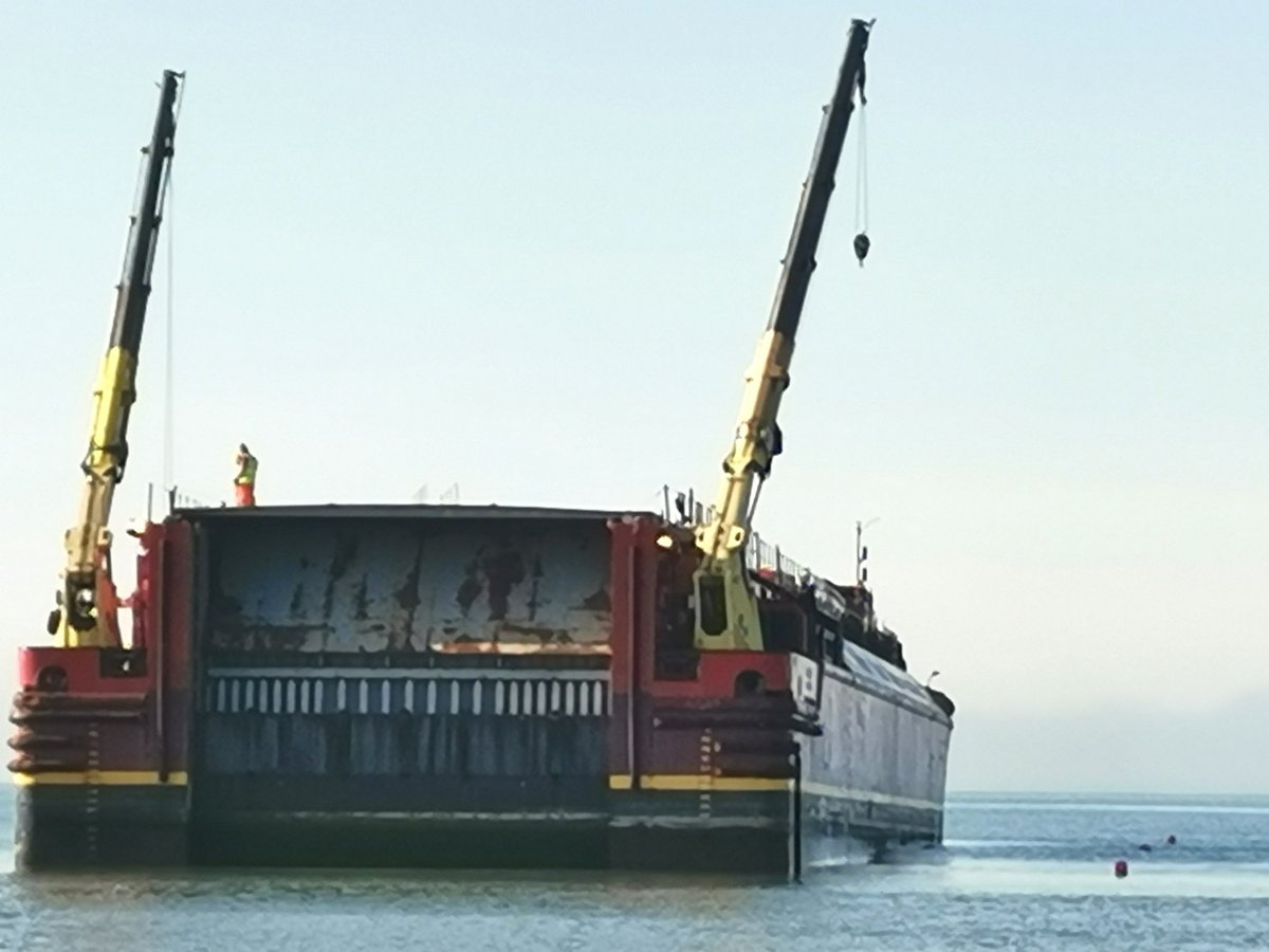 CmMorthin's tweet image. Barge in Morfa Bychan preparing to unload 500 kv transformer for the Nat Grid sub station at Trawsfynydd #nationalgrid #trawsfynydd #porthmadog #morfabychan